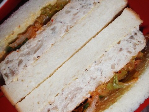 豆腐ハンバーグと白菜キムチのサンドウィッチ